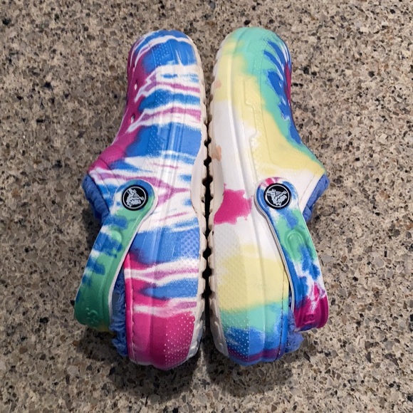 Size J3 Tie Dye Lined Crocs - Picture 9 of 9